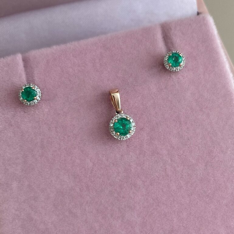 auksiniai papuošalai su smaragdais ir deimantais