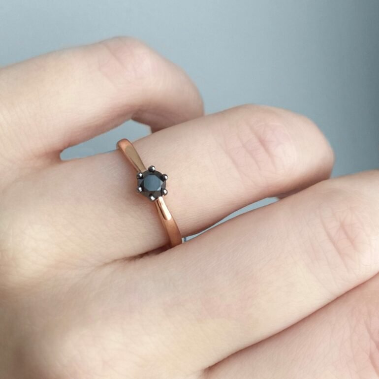 auksinis žiedas su juodu deimantu