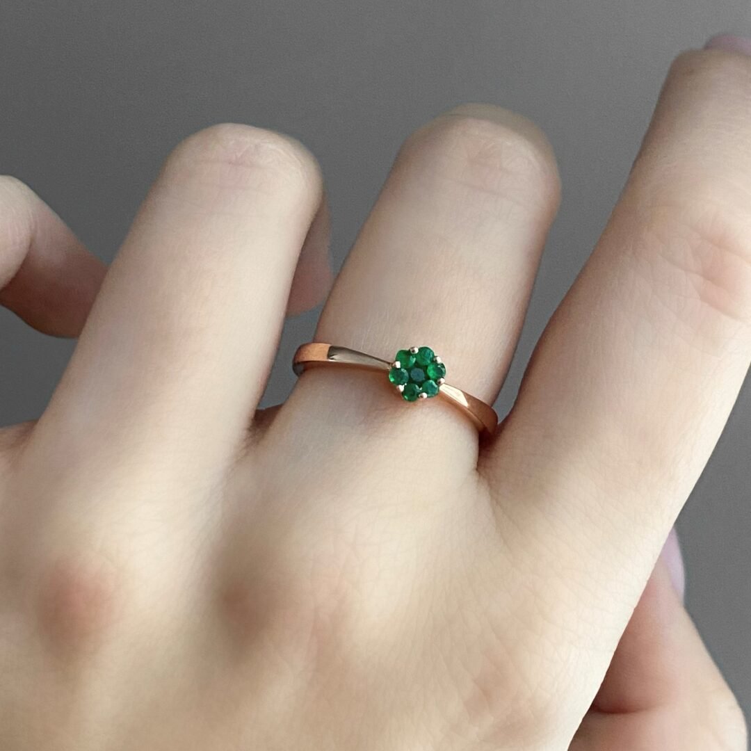 auksinis žiedas su smaragdais