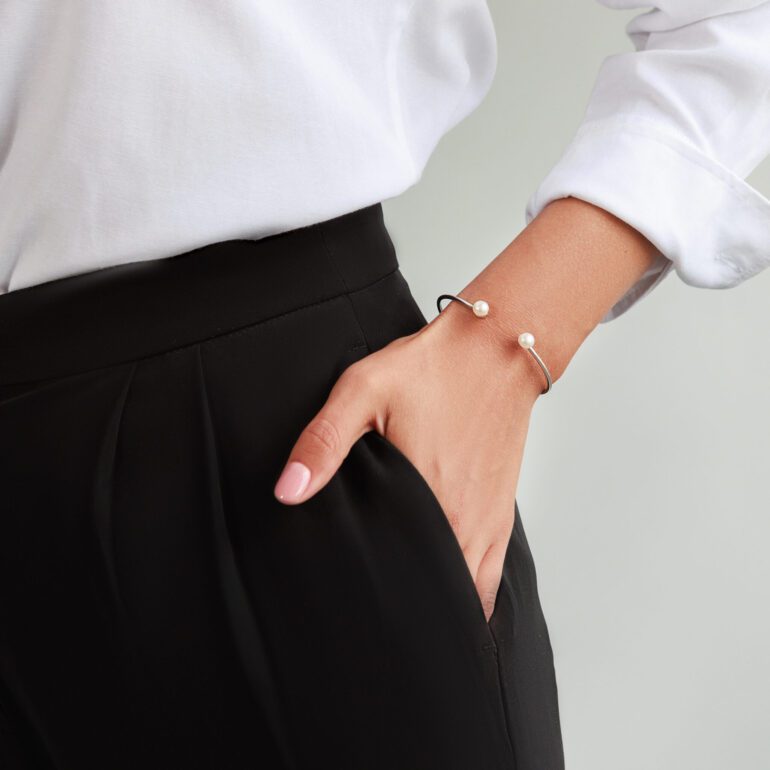 Elegantiška sidabrinė apyrankė su perlais