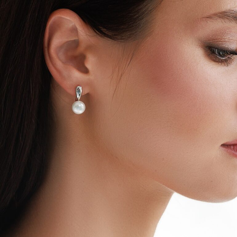 sidabriniai auskarai su baltais perlais