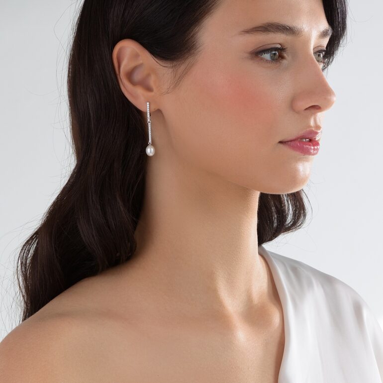 sidabriniai auskarai su baltais perlais ir žėrinčiais cirkoniais