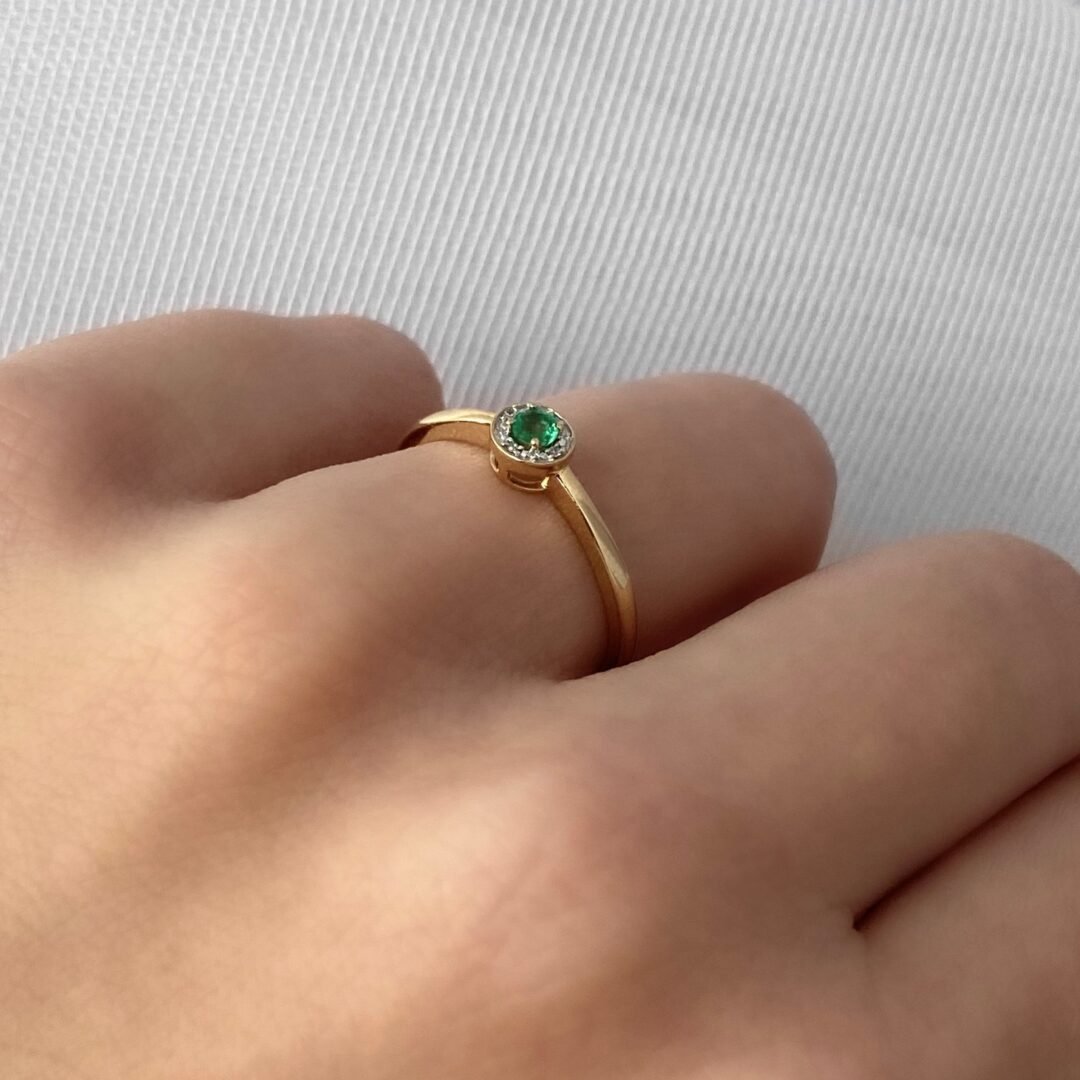 geltono aukso žiedas su smaragdu ir deimantais