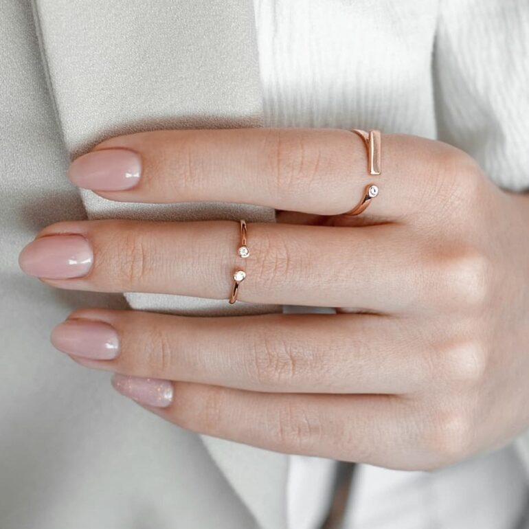 Minimalistinis auksinis atviras žiedas su deimantu