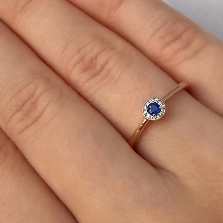 Raudono aukso žiedas su safyru ir deimantais