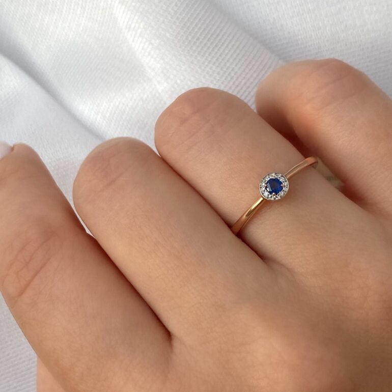 Raudono aukso žiedas su safyru ir deimantais