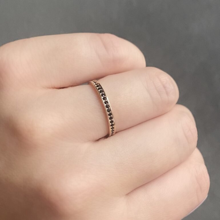 Auksinis žiedas juostelė su juodais cirkoniais (eternity ring)