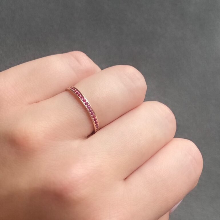 Auksinis žiedas juostelė su purpuriniais cirkoniais (eternity ring)