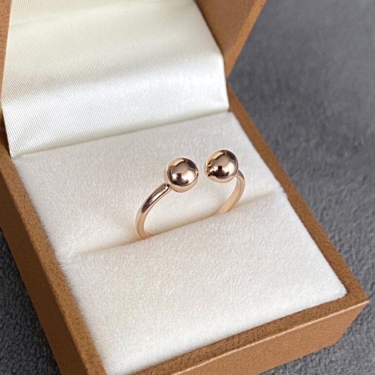 A minimalistic 14ct rose gold open ring