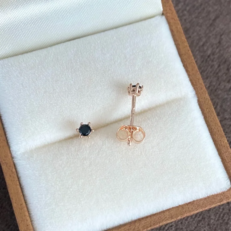 Smulkūs auksiniai adatiniai auskarai su juodais cirkoniais