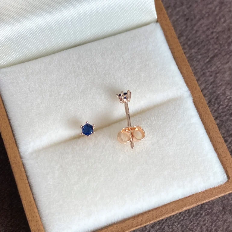 Smulkūs auksiniai adatiniai auskarai su mėlynais cirkoniais