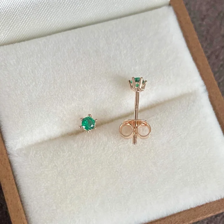 Smulkūs auksiniai adatiniai auskarai su žaliais cirkoniais