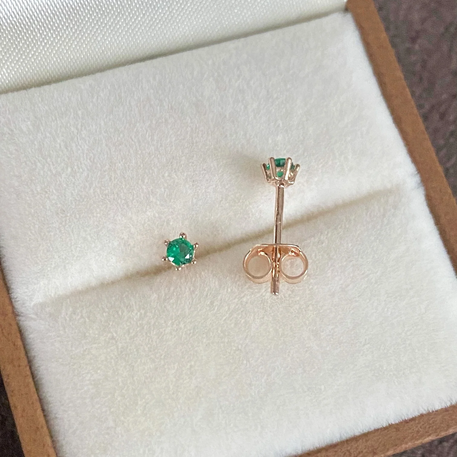 Smulkūs auksiniai adatiniai auskarai su žaliais cirkoniais