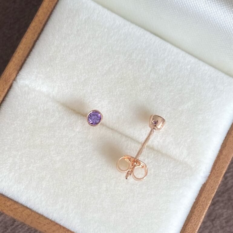 Smulkūs auksiniai adatiniai auskarai su violetiniais cirkoniais