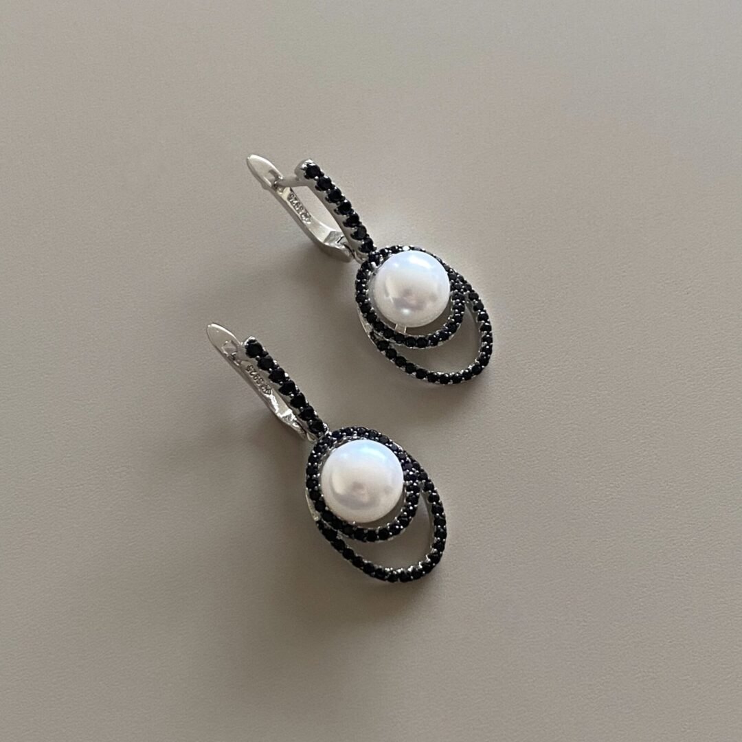 Sidabriniai auskarai su baltais perlais ir juodais cirkoniais