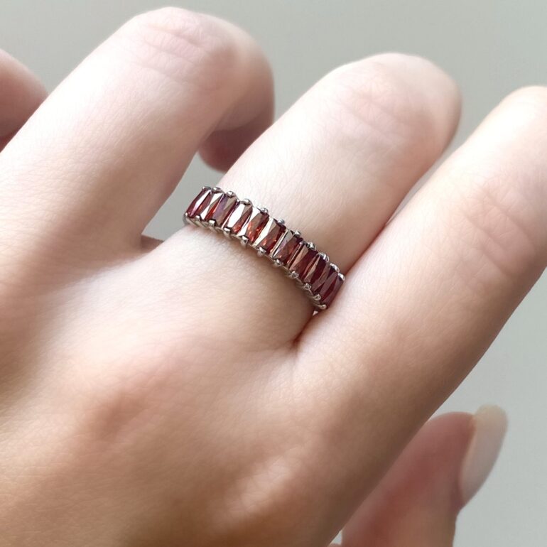 sterling silver ring with red fianits