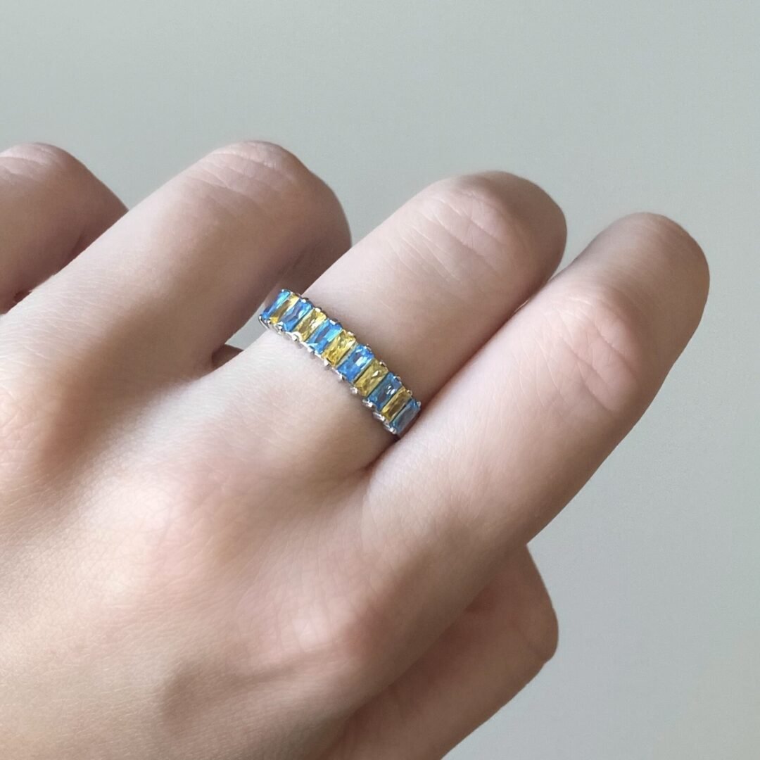 Sidabrinis žiedas su mėlynais ir geltonais fianitais