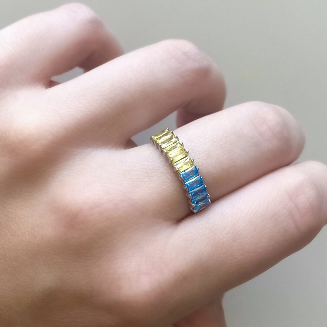 Sidabrinis žiedas su mėlynais ir geltonais fianitais