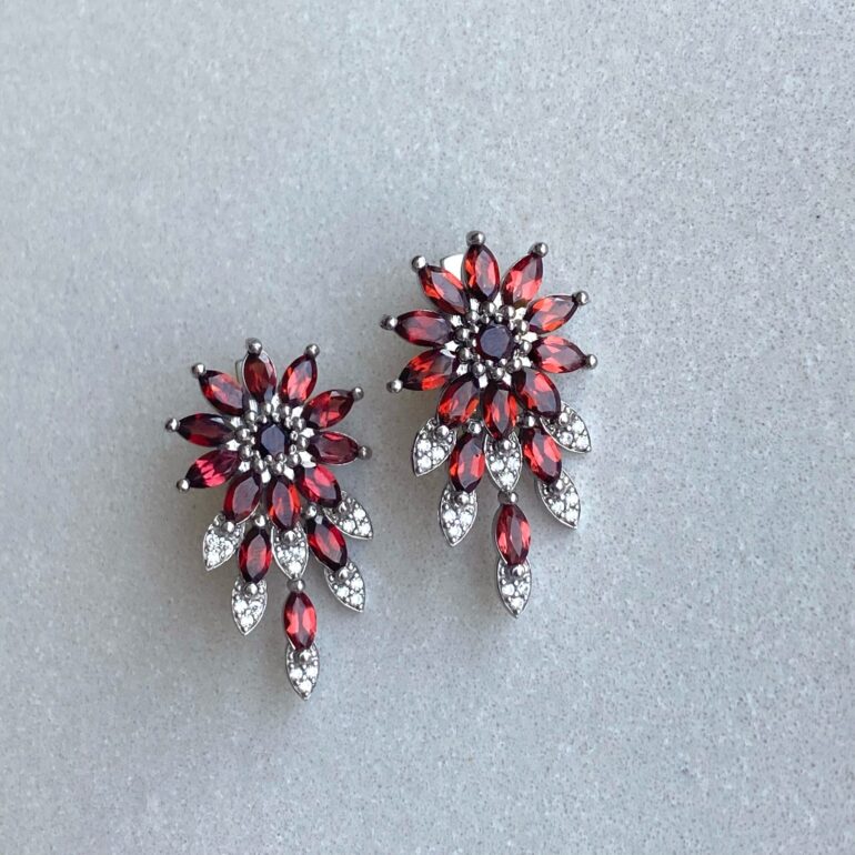 Puošnūs sidabriniai auskarai su granatais ir fianitais