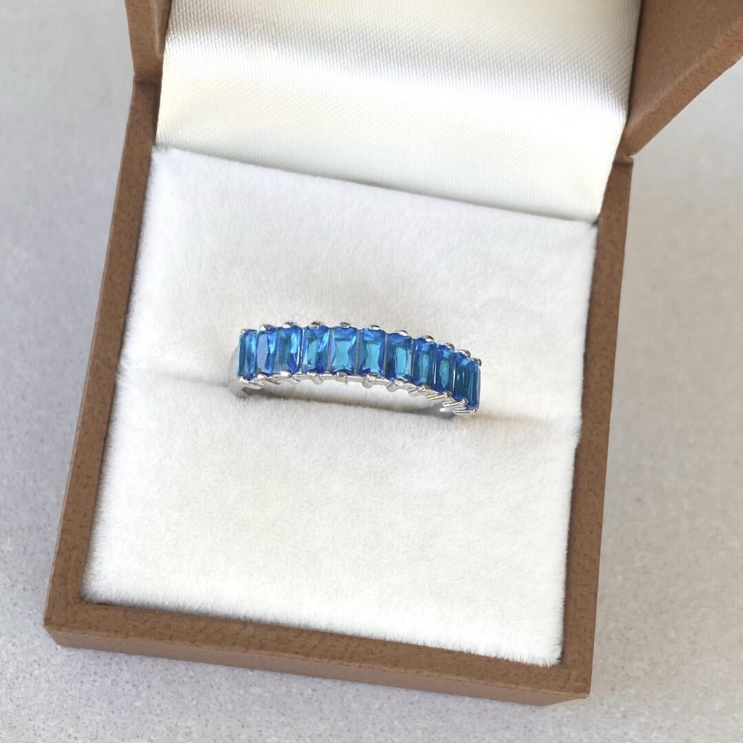 Sterling silver ring with blue fianits