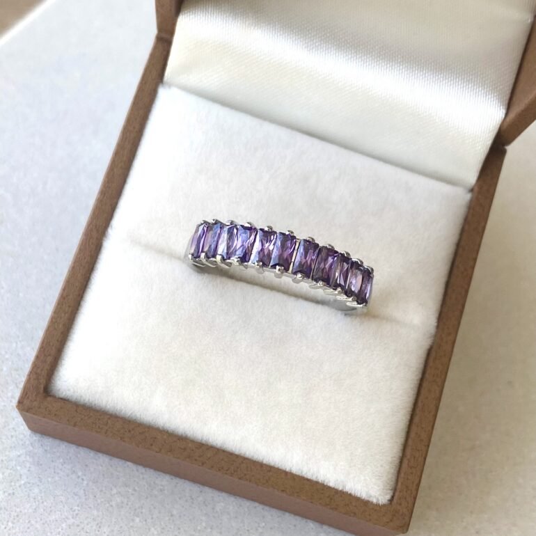 Sterling silver ring with violet fianits