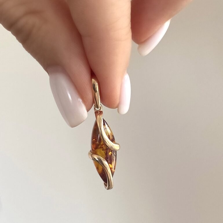 An elegant 14ct rose gold pendant with amber
