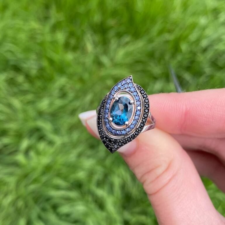 sidabrinis žiedas su London blue topazu ir cirkoniais