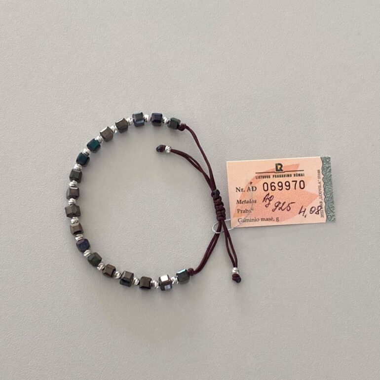 Tamsiai rudo siūlo apyrankė su karoliukais