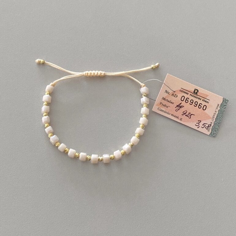 Kreminės spalvos siūlo apyrankė su karoliukais-geltonas sidabras