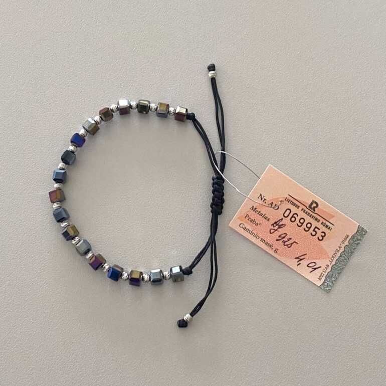 Juodo siūlo apyrankė su karoliukais