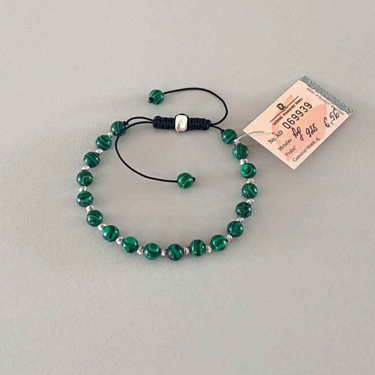 Juodo siūlo apyrankė su karoliukais