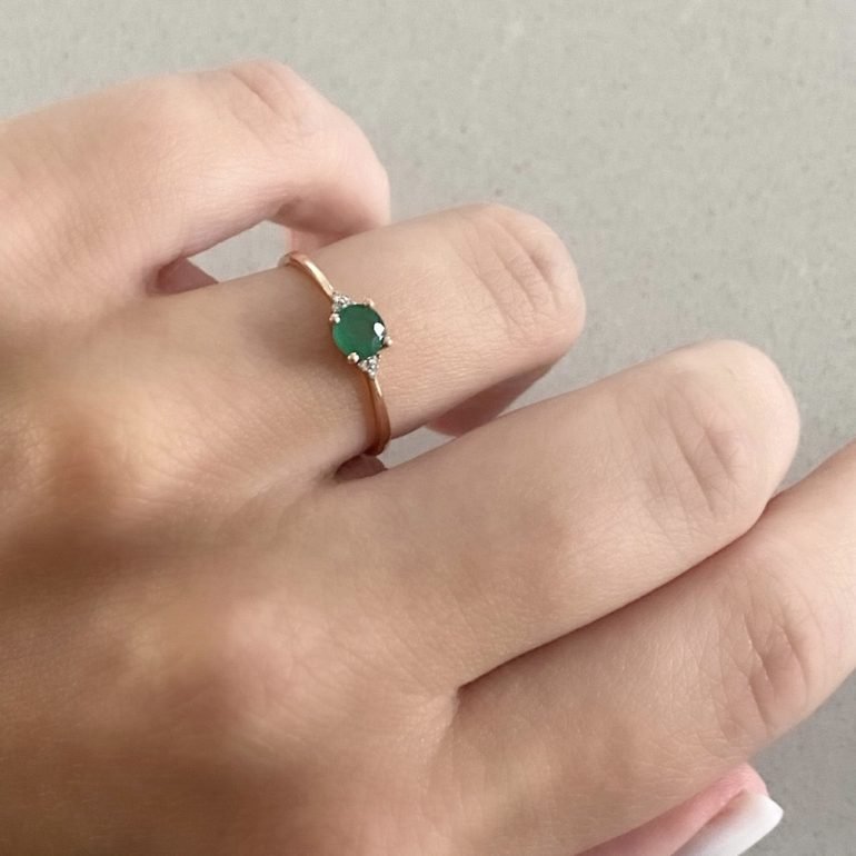 auksinis žiedas su smaragdu ir deimantais