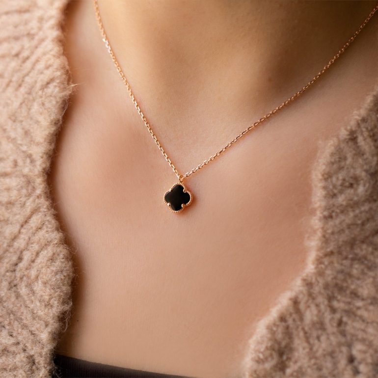 Rose gold pendant with onyx - four-leaf clover