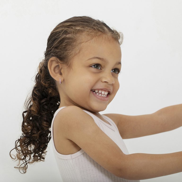 Vaikiški sidabriniai auskarai rinkutės su rožiniais cirkoniais