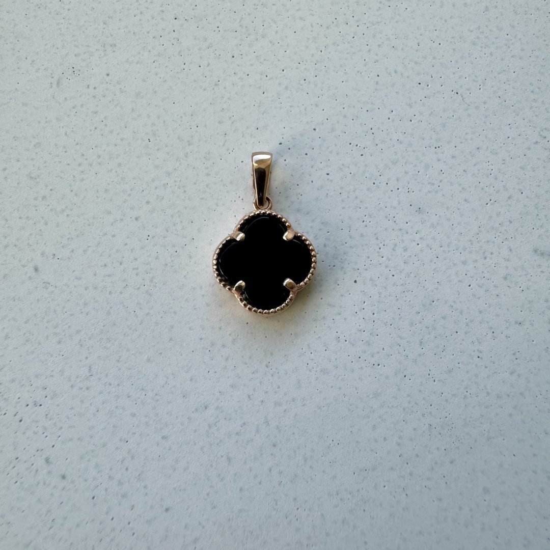 Rose gold pendant with onyx - four-leaf clover