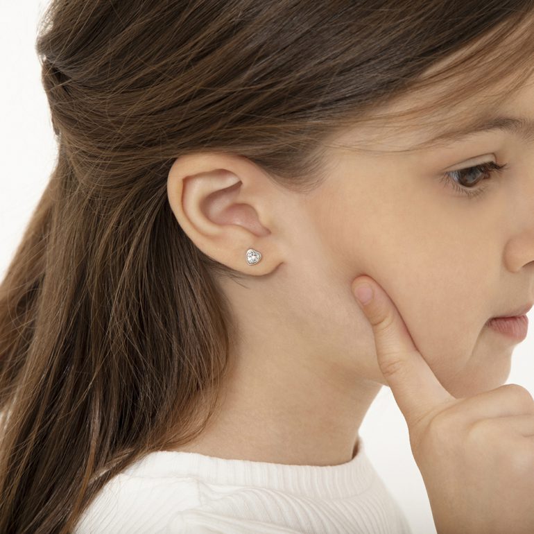 Vaikiški sidabriniai auskarai su širdutės formos cirkoniais ir rėmeliu