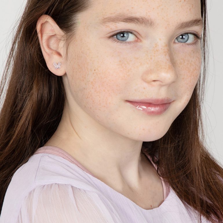 Smulkūs vaikiški sidabriniai auskarai su cirkoniais – drugelis