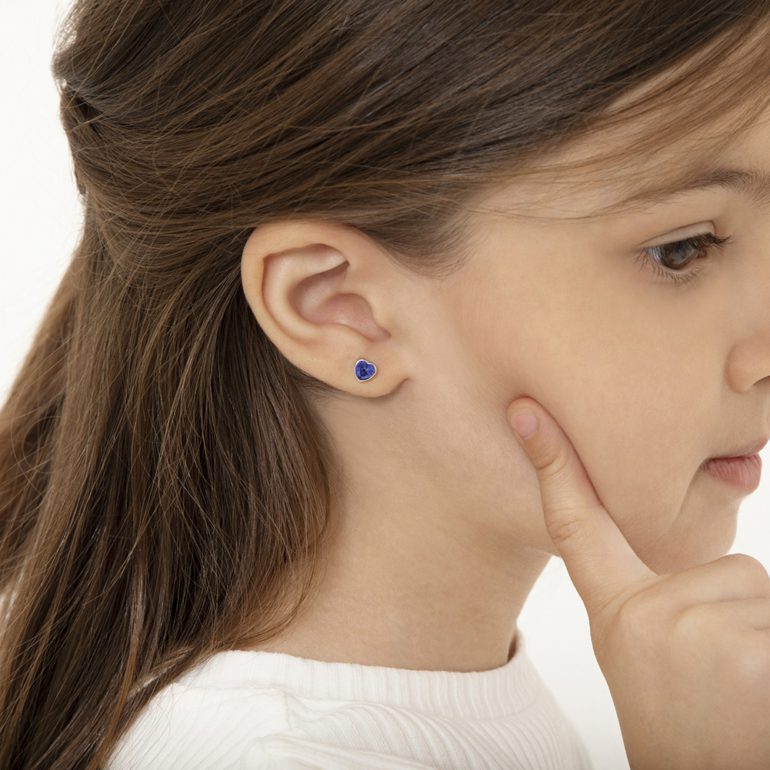 Vaikiški sidabriniai auskarai su širdutės formos cirkoniais ir rėmeliu