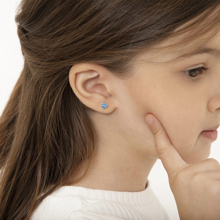 Vaikiški sidabriniai auskarai su širdutės formos cirkoniais ir rėmeliu