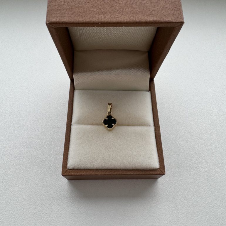 Yellow gold pendant with onyx - four-leaf clover