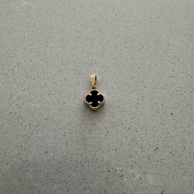 Yellow gold pendant with onyx - four-leaf clover