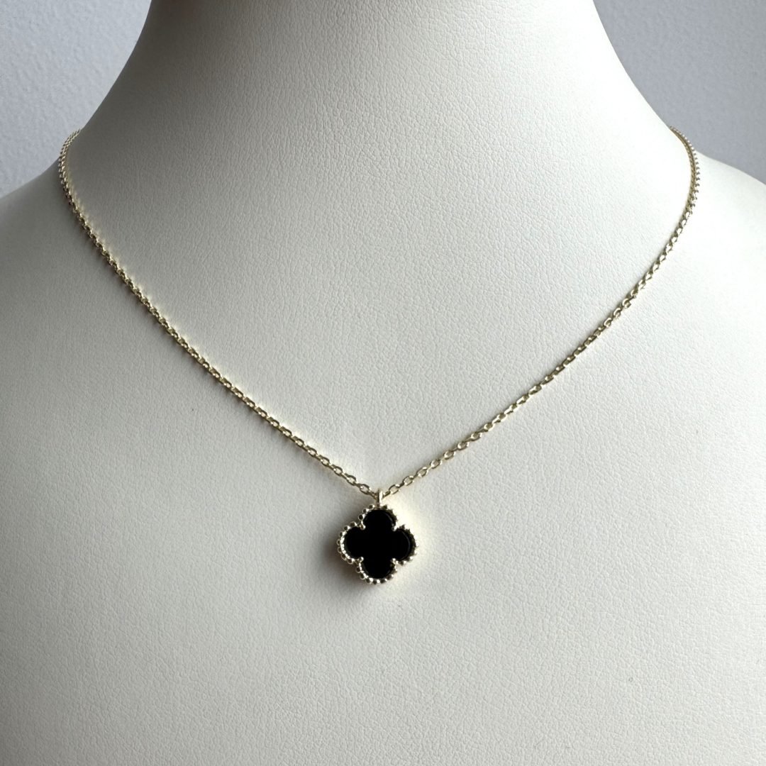Yellow gold chain with onyx pendant - four-leaf clover
