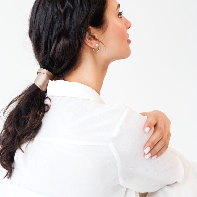 Sidabriniai adatiniai auskarai su natūraliais gėlavandeniais perlais ir cirkoniais