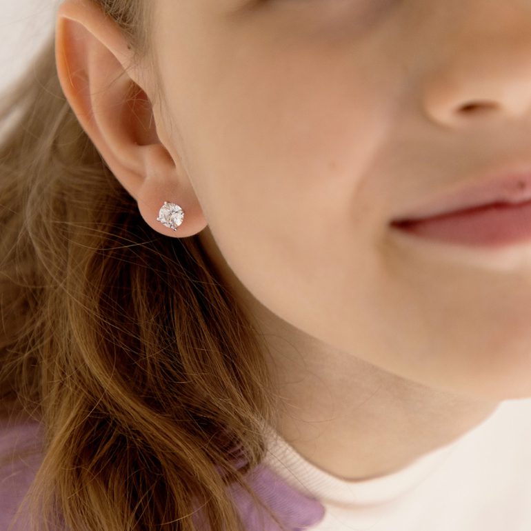 Sidabriniai užsukami auskarai su cirkoniais