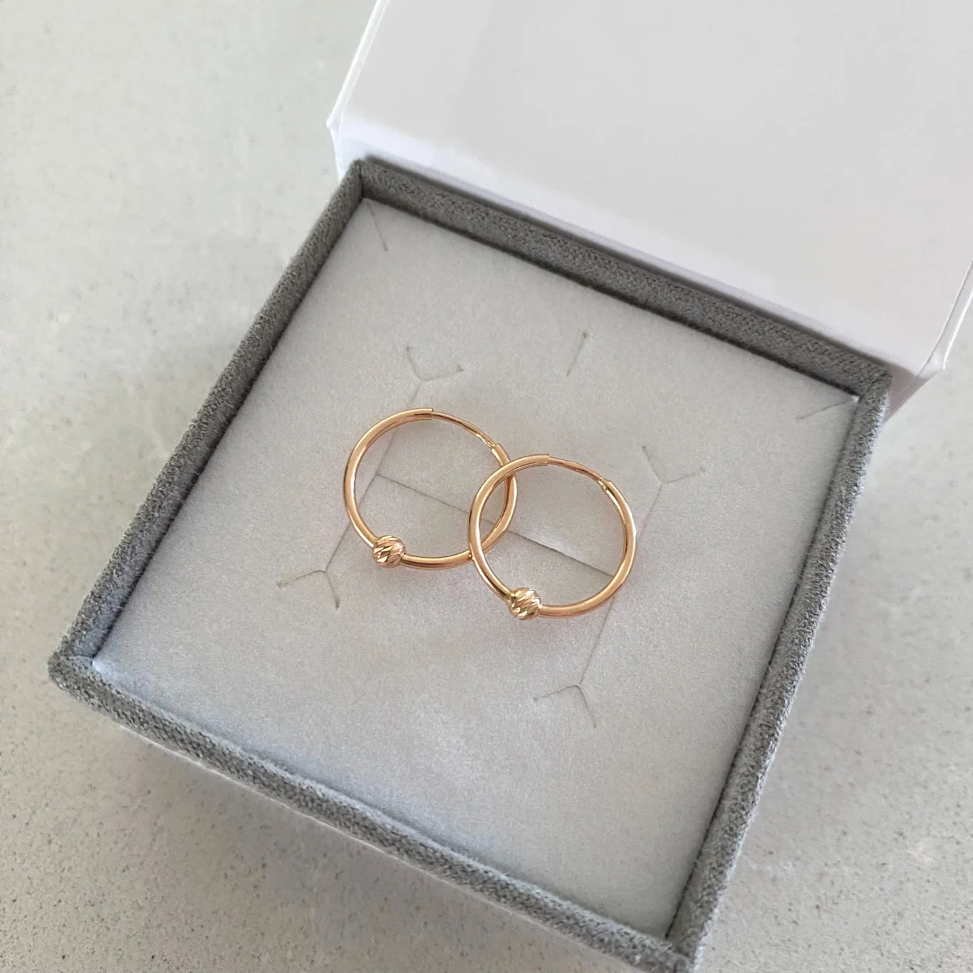 Auksiniai auskarai rinkutės su graviruotu aukso karoliuku