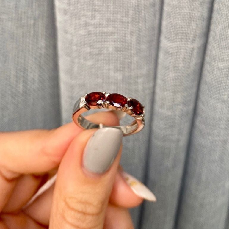 sidabrinis-žiedas-su-oranžiniu-granatu-ir-fianitais-sterling-silver-ring-with-orange-garnet