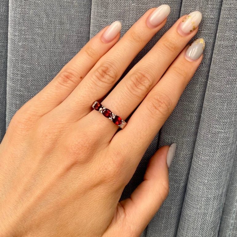 sidabrinis-žiedas-su-oranžiniu-granatu-ir-fianitais-sterling-silver-ring-with-orange-garnet