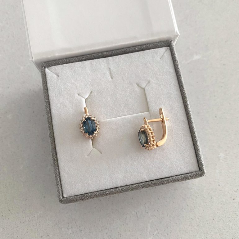 auksiniai auskarai su London blue topazu