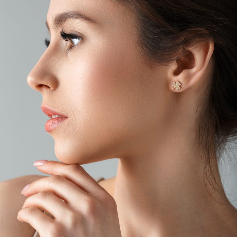 Auksiniai adatiniai auskarai – trilapis dobilas