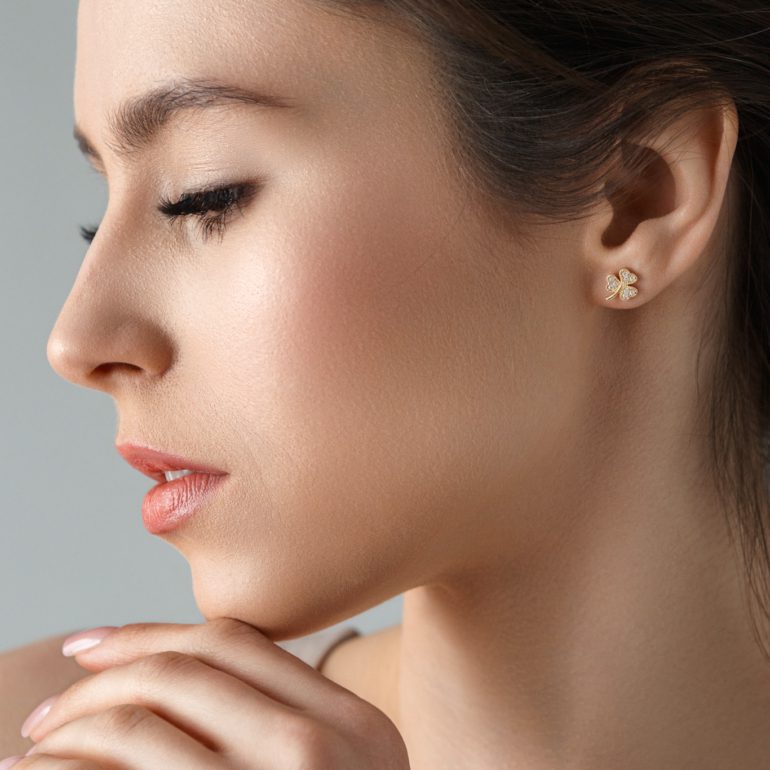 Auksiniai adatiniai auskarai – trilapis dobilas